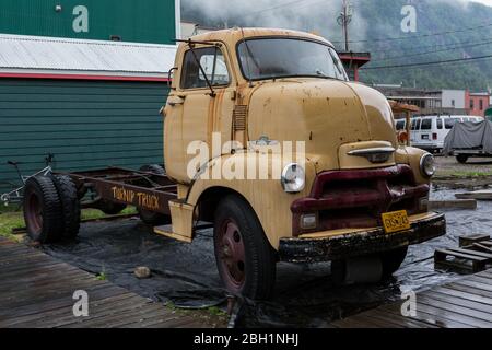 Vieux camion de Chevrolet rouillé jaune Banque D'Images