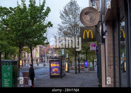 Magasins de long Row West au crépuscule à Nottingham City, capturés pendant le verrouillage de Covid-19, avril 2020, le notaire d'Angleterre Royaume-Uni Banque D'Images