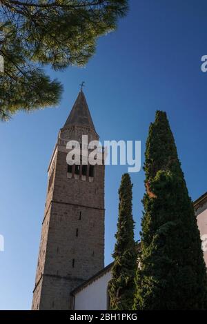 La tour de la cathédrale de l'Assomption de la Sainte Vierge Marie, Titov Trg, Koper, Slovénie Banque D'Images