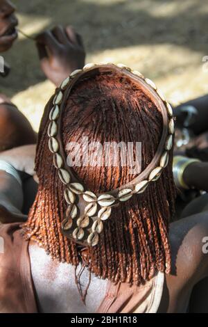 Gros plan de la tête et des cheveux d'une femme de Hamer Tribeswoman. Les cheveux sont recouverts de boue ocre et de graisse animale. Photographié dans la vallée de la rivière Omo, en Ethiopie Banque D'Images