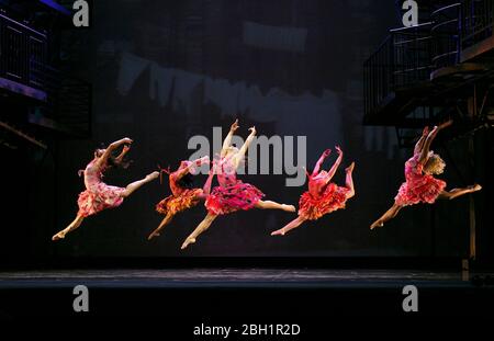 'America' - The Shark Girls in WEST SIDE STORY at Sadler's Wells, Londres en 2013 livre: Arthur Laurents musique: Leonard Bernstein paroles: Stephen Sondheim après 'Romeo and Juliet' par Shakespeare chorégraphie et direction originale: Jerome Robbins réalisateur: Joey McKenneely Banque D'Images