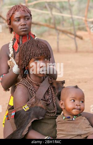 Portrait d'une femme Hamer Tribeswoman. Les cheveux sont recouverts de boue ocre et de graisse animale. Photographié dans la vallée de la rivière Omo, en Ethiopie Banque D'Images