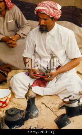 Qatar, général, assis bédouin dans le camp. Banque D'Images