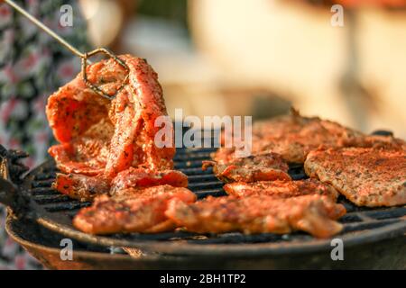 viande crue sur le grill. cuisine d'été Banque D'Images