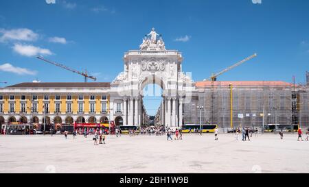 L'Arc de Triomphe qui domine la place Comercio (Terreiro do Paço) mène à Rua Augusta dans le centre de Lisbonne, Portugal. Banque D'Images