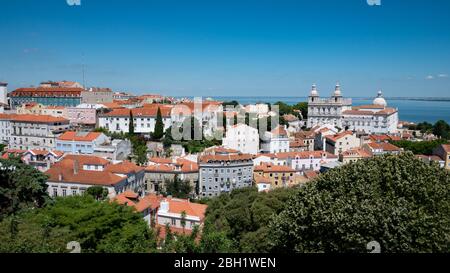 Vieux Lisbonne. Vue panoramique sur les toits de la vieille ville de la capitale portugaise de Lisbonne, lors d'une journée d'été lumineuse et ensoleillée. Banque D'Images