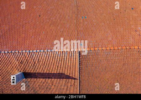 Texture des couvre-bagages de toit rouge. Ferme. Antenne Banque D'Images