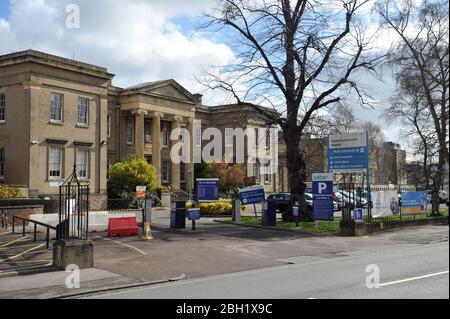 Au milieu de la pandémie de coronavirus, un énorme signe maison est apparu à l'extérieur de l'hôpital général de Cheltenham disant que « les héros de la superhéros travaillent ici » Banque D'Images