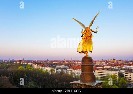 Golden Angel of Peace dans la lumière du matin, monument de la paix, vue sur la vieille ville, drone shot, Maxvorstadt, Munich, Haute-Bavière, Bavière, Allemagne Banque D'Images