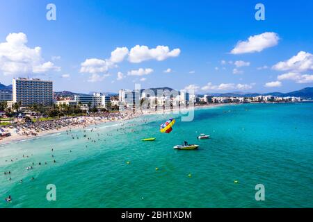 Espagne, Iles Baléares, Cala Bona, vue aérienne du littoral de la station balnéaire en été Banque D'Images