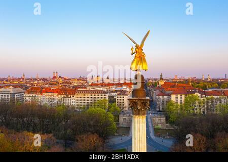 Golden Angel of Peace dans la lumière du matin, monument de la paix, vue sur la vieille ville et Lehel, drone shot, Maxvorstadt, Munich, Haute-Bavière, Bavière Banque D'Images