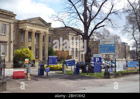 Au milieu de la pandémie de coronavirus, un énorme signe maison est apparu à l'extérieur de l'hôpital général de Cheltenham disant que « les héros de la superhéros travaillent ici » Banque D'Images