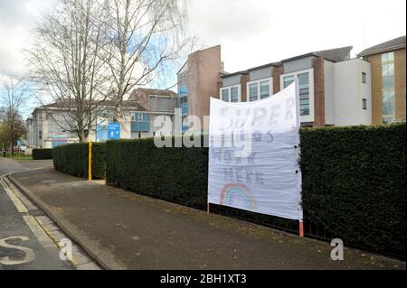 Au milieu de la pandémie de coronavirus, un énorme signe maison est apparu à l'extérieur de l'hôpital général de Cheltenham disant que « les héros de la superhéros travaillent ici » Banque D'Images