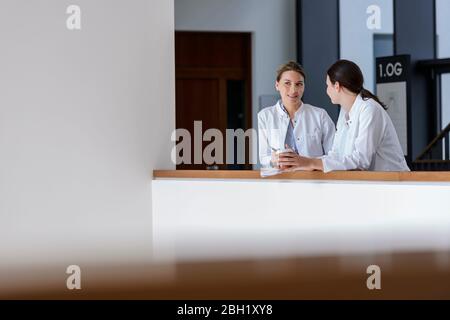 Deux femmes médecins ayant une pause et parlant à l'hôpital Banque D'Images