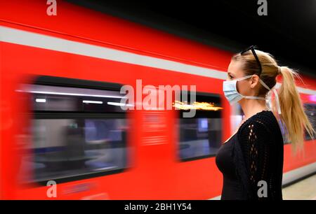 Femme avec masque respiratoire, en attente de train, S-Bahn, Corona Crisis, Stuttgart, Bade-Wuerttemberg, Allemagne Banque D'Images