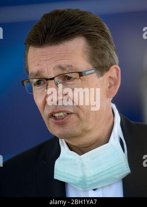 Zwickau, Allemagne. 23 avril 2020. Reinhard de Vries, directeur général de la technologie et de la logistique chez Volkswagen Sachsen, parle dans les locaux de l'usine automobile de Volkswagen à Zwickau. Après un arrêt corona de plus de cinq semaines, la production de véhicules à l'usine Volkswagen est de retour sur la bonne voie. La production de l'ID entièrement électrique.3 sera initialement redémarrée avec une capacité et un temps de cycle réduits. Zwickau est la première usine automobile VW en Allemagne à reprendre ses activités. Crédit: Hendrik Schmidt/dpa-Zentralbild/ZB/dpa/Alay Live News Banque D'Images