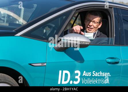 Zwickau, Allemagne. 23 avril 2020. Reinhard de Vries, directeur général de la technologie et de la logistique chez Volkswagen Sachsen, est installé dans un ID.3 sur les lieux de l'usine de véhicules Volkswagen à Zwickau. Après un arrêt corona de plus de cinq semaines, la production de véhicules à l'usine Volkswagen est de retour sur la bonne voie. La production de l'ID entièrement électrique.3 sera initialement redémarrée avec une capacité et un temps de cycle réduits. Zwickau est la première usine automobile VW en Allemagne à reprendre ses activités. Crédit: Hendrik Schmidt/dpa-Zentralbild/ZB/dpa/Alay Live News Banque D'Images