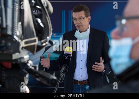 Zwickau, Allemagne. 23 avril 2020. Reinhard de Vries, Directeur général de la technologie et de la logistique de Volkswagen Sachsen, s'adresse aux journalistes sur les lieux de l'usine automobile Volkswagen de Zwickau. Chez le constructeur automobile Volkswagen, la production de véhicules redémarre après un arrêt corona de plus de cinq semaines. La production de l'ID entièrement électrique.3 sera initialement redémarrée avec une capacité et un temps de cycle réduits. Zwickau est la première usine automobile VW en Allemagne à reprendre ses activités. Crédit: Hendrik Schmidt/dpa-Zentralbild/ZB/dpa/Alay Live News Banque D'Images