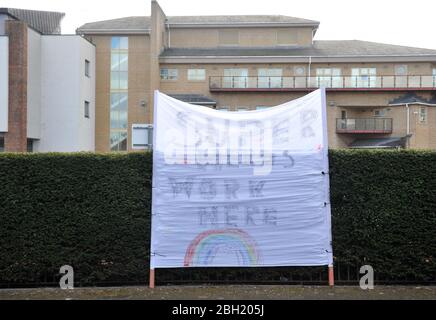 Au milieu de la pandémie de coronavirus, un énorme signe maison est apparu à l'extérieur de l'hôpital général de Cheltenham disant que « les héros de la superhéros travaillent ici » Banque D'Images