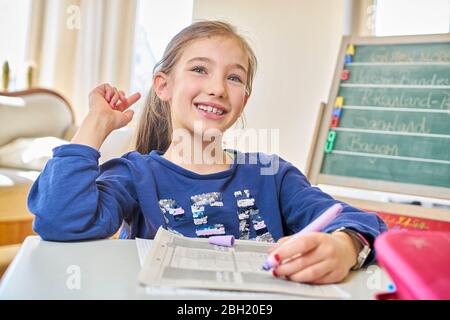 Petite fille apprenant à la maison Banque D'Images