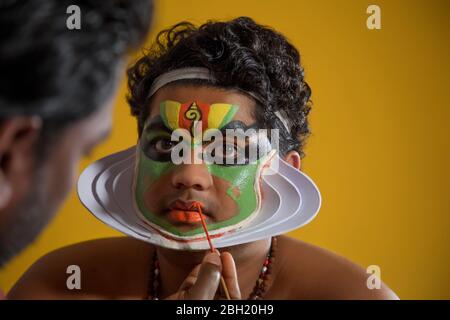 Danseur Kathakali obtenant ses dernières étapes de maquillage fait. Banque D'Images