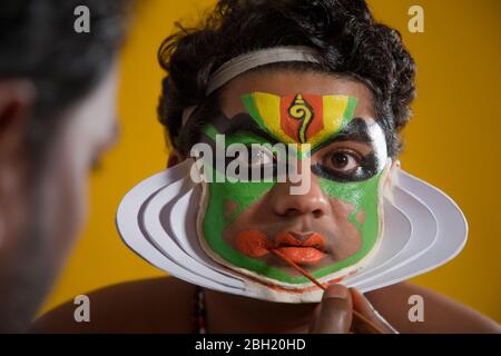 Danseur Kathakali obtenant ses dernières étapes de maquillage fait. Banque D'Images