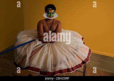 Danseuse Kathakali souriant tout en portant son costume avant la performance. Banque D'Images