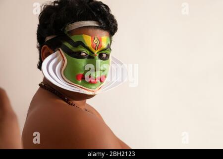 Danseuse Kathakali souriante et regardant sur le côté. Banque D'Images