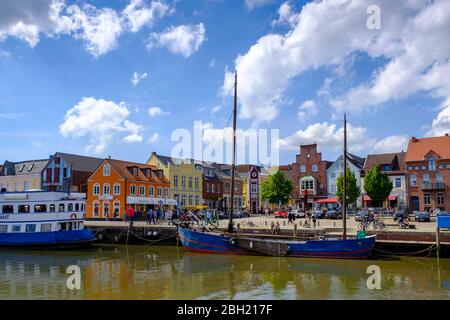 Allemagne, Schleswig-Holstein, Husum, bateau à voile amarré dans le port de ville Banque D'Images