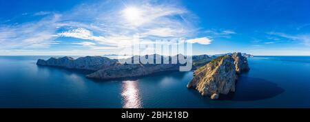 Espagne, Majorque, Pollenca, Drone panorama de Cap de Catalunya, Cala Figuera et Cap de Formentor Banque D'Images