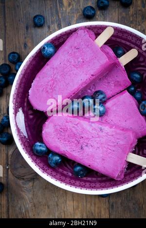 Seau de pop-sicles aux myrtilles maison Banque D'Images