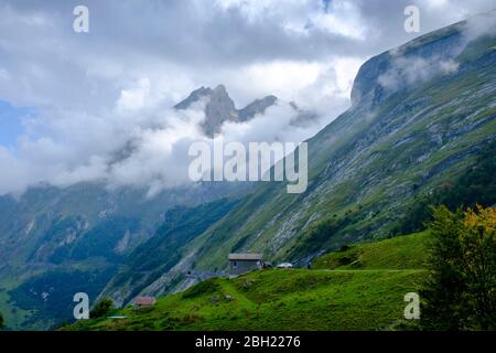 France, Hautes-Pyrénées, vue panoramique des nuages sur le pic de Gabizos Banque D'Images