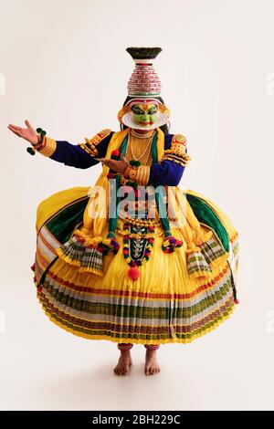 Danseuse Kathakali dansant devant un fond blanc. Banque D'Images