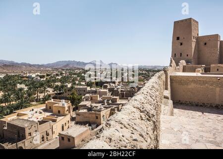 Oman, Al Batinah, Nakhal, maisons de ville et montagnes éloignées vues du fort de Nakhal Banque D'Images