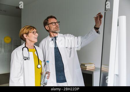 Deux médecins discutent à la carte intelligente Banque D'Images