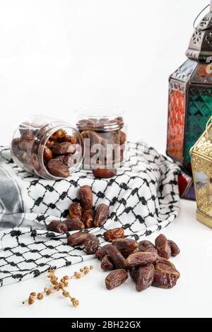 date palmier et lanterne arabe sur blanc. eid moubarak fond Banque D'Images