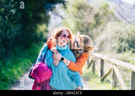 Deux meilleurs amis s'amusant ensemble dans la nature, Asturies, Espagne Banque D'Images