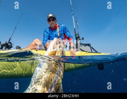 Plan de l'homme en kayak pour attraper un poisson Banque D'Images