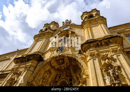 Espagne, Gipuzkoa, Saint-Sébastien, vue de bas angle de l'arcade ornée de la basilique Sainte Marie de Chorus Banque D'Images