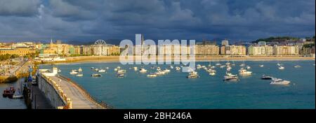 Espagne, Gipuzkoa, San Sebastian, Panorama de nuages de tempête sur divers bateaux flottant dans la baie de la Concha Banque D'Images