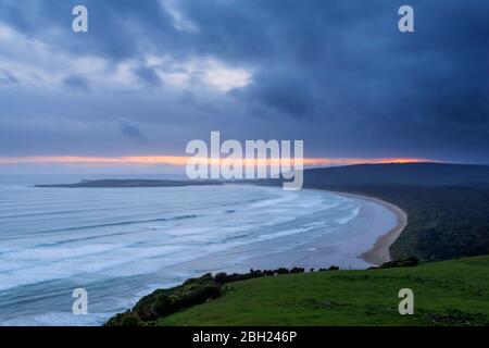 Nouvelle-Zélande, Otago, Plage de Tuluku vue depuis le point de vue de Florence Hill à la tombée de la nuit Banque D'Images