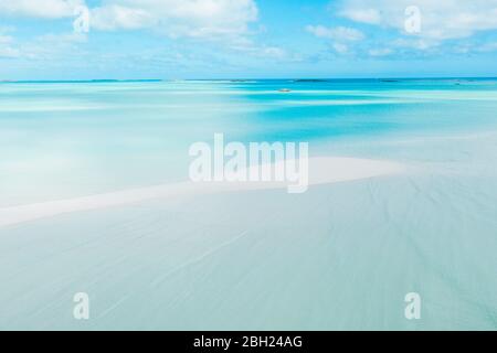 Longue plage de sable blanc sur Coco Plum Beach, Exuma, Bahamas, Caraïbes Banque D'Images