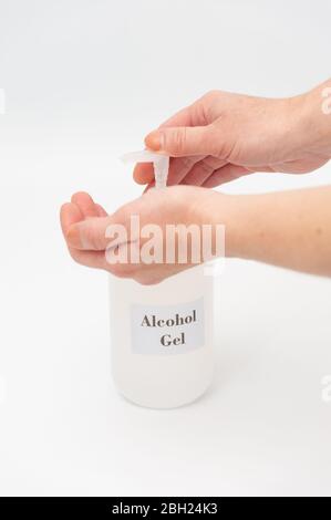Mains utilisant du gel d'alcool pour protéger contre le coronavirus (COVID-19) et d'autres maladies infectieuses. Isolé sur fond blanc. Gros plan. Banque D'Images