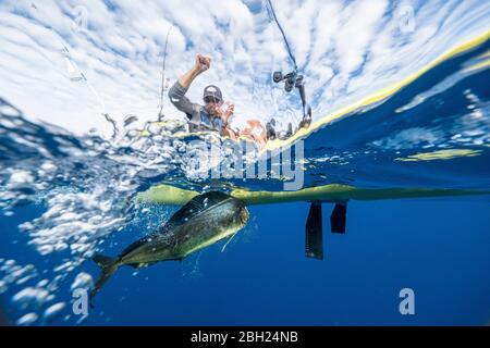 Plan de l'homme en kayak pour attraper un poisson Banque D'Images