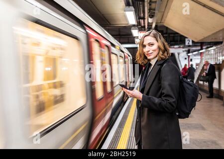 Portrait d'une femme confiante à la station de métro, Londres, Royaume-Uni Banque D'Images