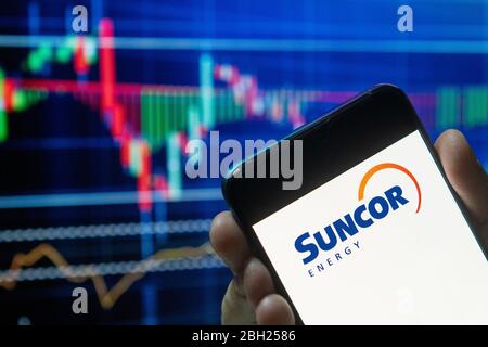 Dans cette photo, une multinationale canadienne du pétrole et du gaz, le logo Suncor Energy s'affiche sur un smartphone. Banque D'Images