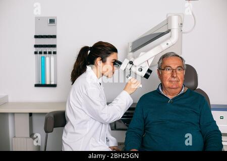 Médecin ORL l'examen de l'oreille Banque D'Images