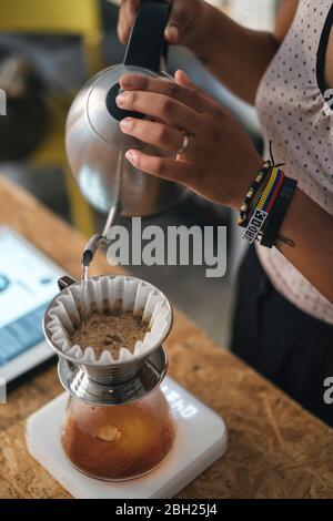 Femme travaillant dans une maîtrise de café préparant du café filtre frais Banque D'Images
