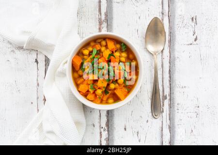 Bol de ragoût de citrouille orientale avec courge rouge kuri, pois chiches rôtis et persil Banque D'Images