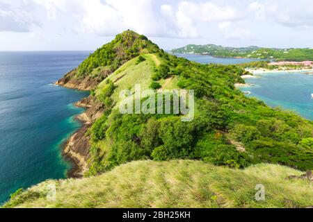 Vue enchanteresse sur le paysage vert à couper le souffle et l'eau de mer bleue et le paysage côtier, le paysage panoramique, le ciel panoramique et la mer panoramique à Pigeon Banque D'Images